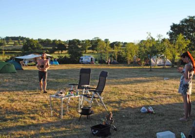 kleinschalige camping - overzicht met kampeerders, grote ronde tent, yurt, camping Brénazet, Allier, Auvergne