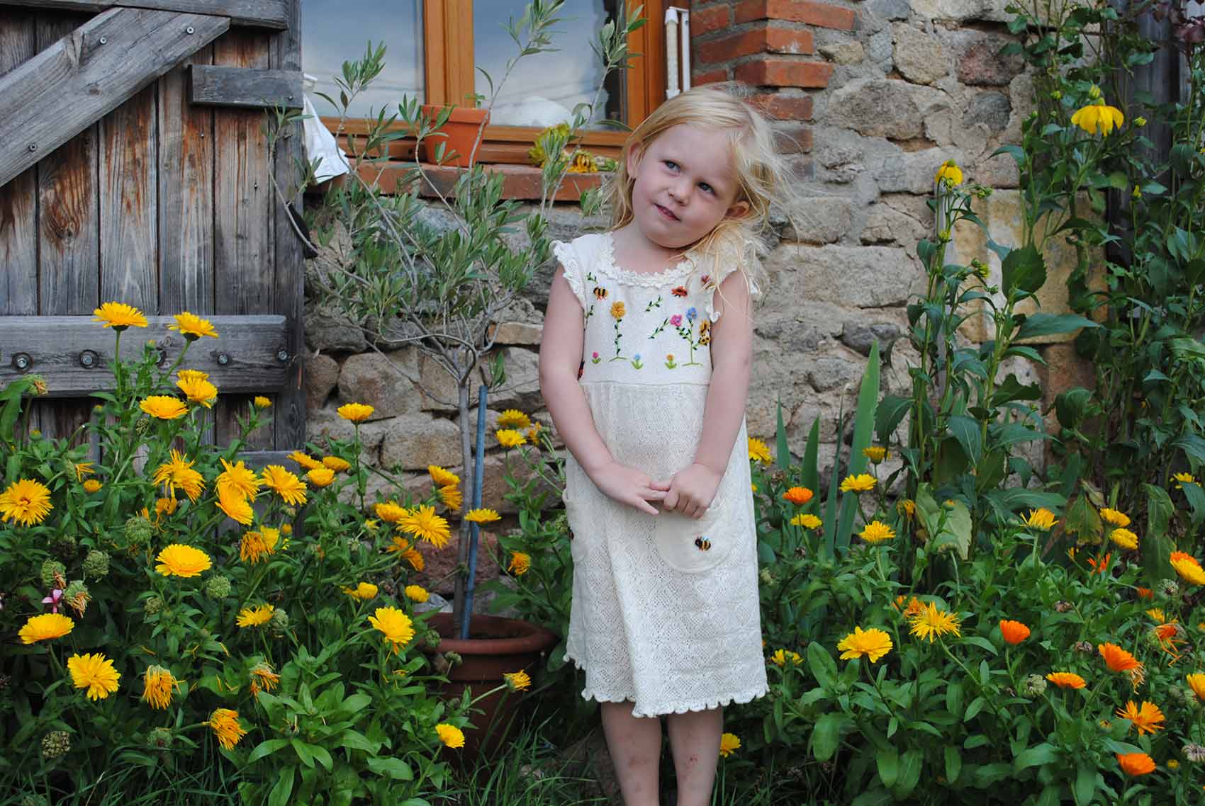 Kinderparadijs, meisje met bloemen, BrÃ©nazet, Allier, Auvergne