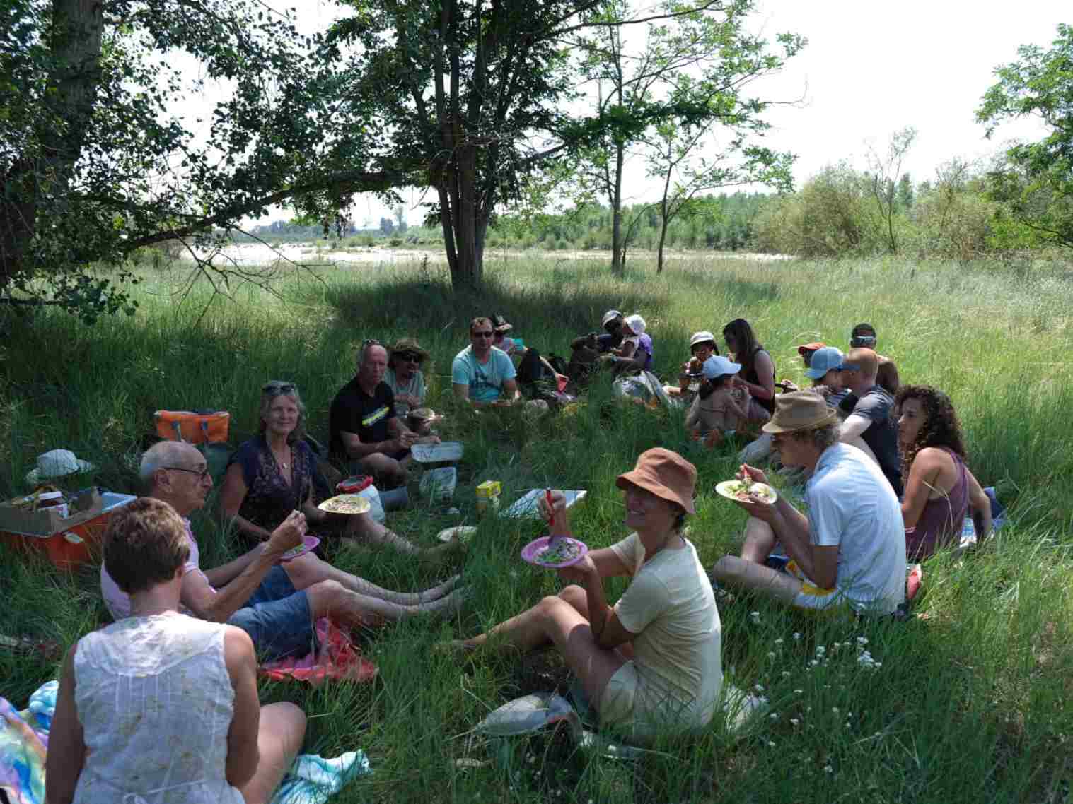 Avontuurlijke activiteiten - kanovaren op de Allier - picknick